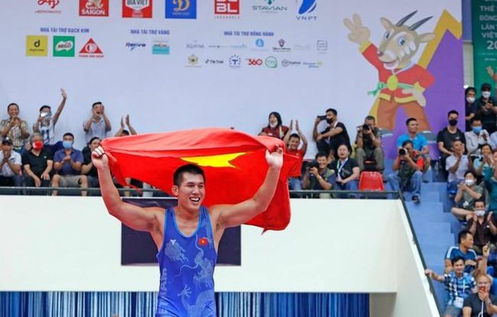 Hoàng Văn Nam sở hữu rất nhiều danh hiệu vô địch các giải trong nước và quốc tế. Gần nhất là chức vô địch SEA Games 31 tại Việt Nam