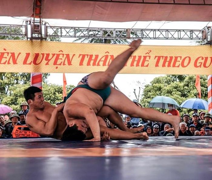 Bằng những miếng đánh độc đáo và dũng mãnh, Hoàng Văn Nam (bên trái) luôn nhận được sự cổ vũ nhiệt tình của khán giả. Ảnh: NVCC
