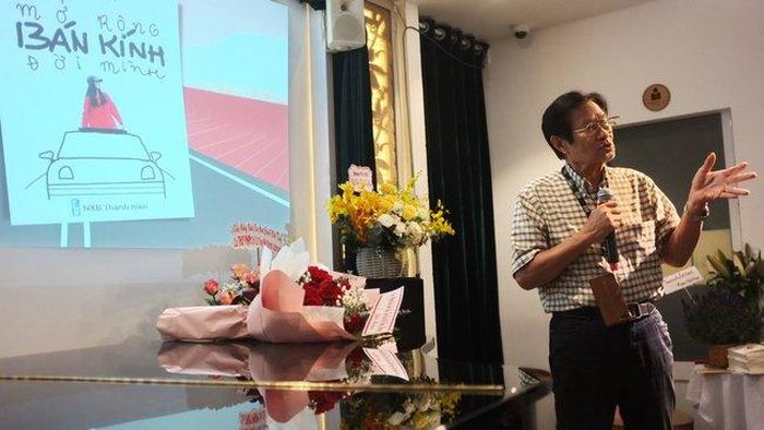 Nhạc sĩ Dương Thụ nói về sách của vợ. Ảnh: Rong Ca