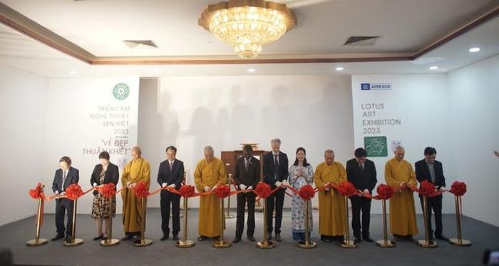 Cắt băng khai mạc triển lãm nghệ thuật Sen Việt Vẻ đẹp thuần khiết tại Chùa Quán Sứ
