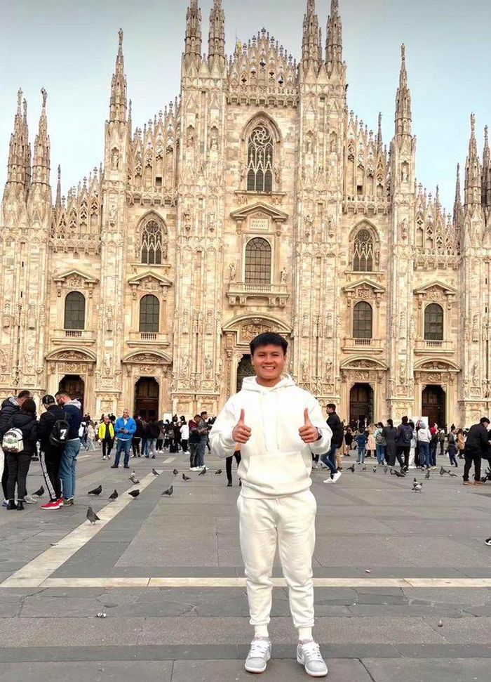 Quang Hải chụp ảnh ở Milan (Ý)