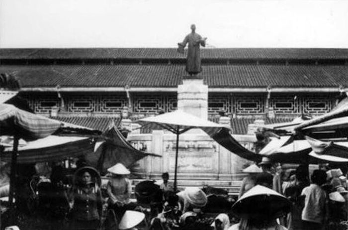 Tượng Quách Đàm giữa chợ Bình Tây xưa