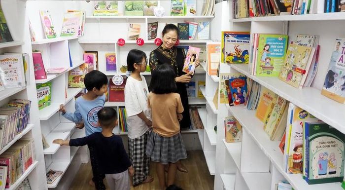 Học sinh trên địa bàn khu dân cư phố Hoàng Liên đến thư viện. 