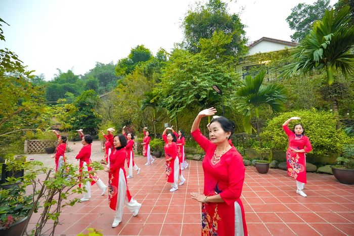 Điểm hấp dẫn với giới trẻ là những hoạt động trải nghiệm giáo dục kỹ năng sống, âm nhạc, trò chơi thể thao bắn cung, ném còn, đẩy gậy… Từ đây, có thể kết nối các điểm tham quan cắm trại, lội suối, khám phá hang động, di tích lịch sử và tìm hiểu phong tục tập quán đặc sắc của người địa phương.