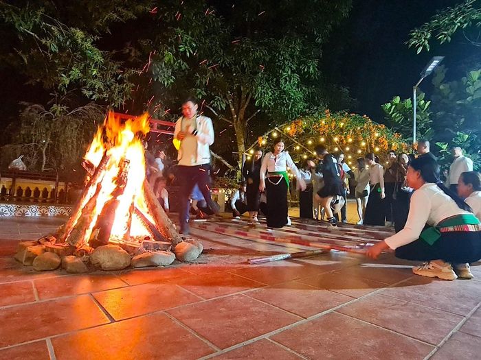 Trong không khí se lạnh về đêm, mọi người ngồi quây quần đốt lửa trại, uống rượu cần, giao lưu múa sạp với người dân bên ánh lửa bập bùng.