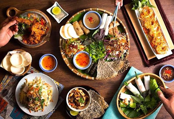 Thưởng thức những món ăn với hương vị tinh tế của vùng đất Lương Sơn như Lợn nướng lá bưởi, gà, cá nướng, xôi nếp, măng chua nấu thịt gà...