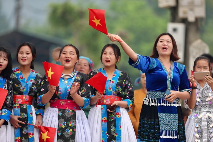 Người dân Lai Châu thân thiện, hiếu khách đổ ra đường cổ vũ cho vận động viên thi đấu.