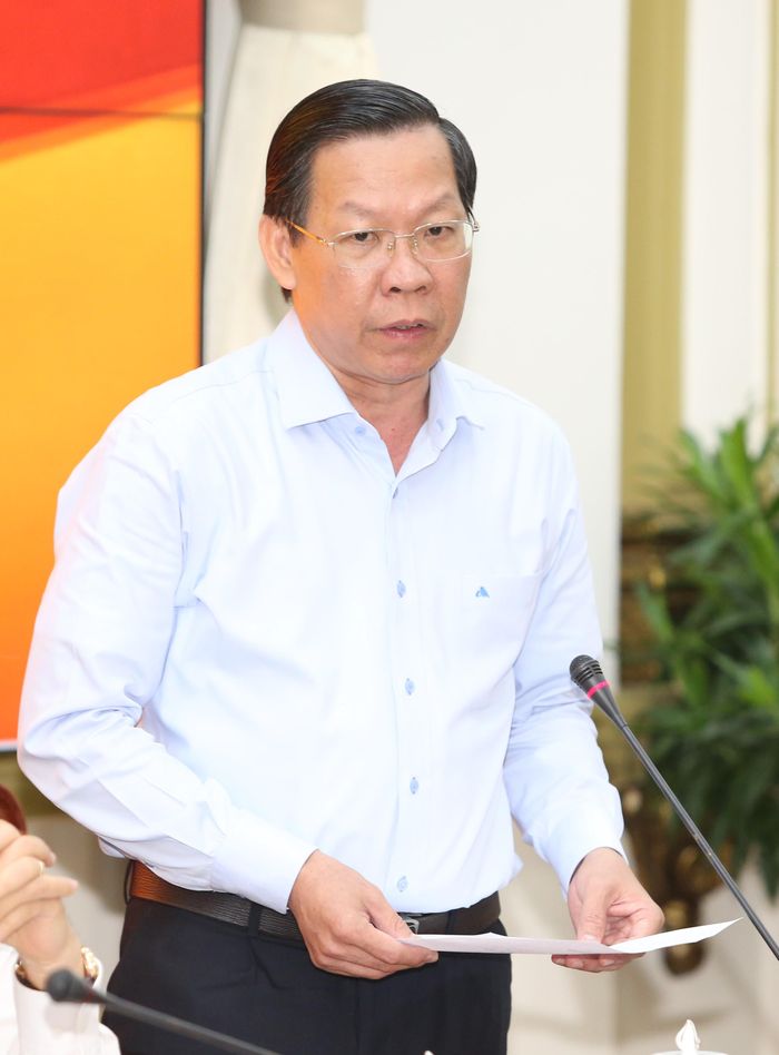 Chủ tịch UBND TPHCM Phan Văn Mãi trao đổi các vấn đề liên quan. Ảnh: Ngô Tùng