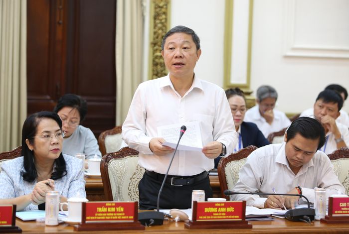 Phó Chủ tịch UBND TPHCM Dương Anh Đức báo cáo tại buổi làm việc. 