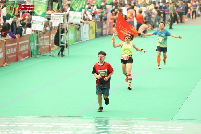Tiền Phong Marathon 2023 có những VĐV nhỏ tuổi đặc biệt. Bé Vũ Quang Anh là con trai của anh Vũ Quốc Hùng (báo Tiền Phong điện tử) hoàn thành cán đích.