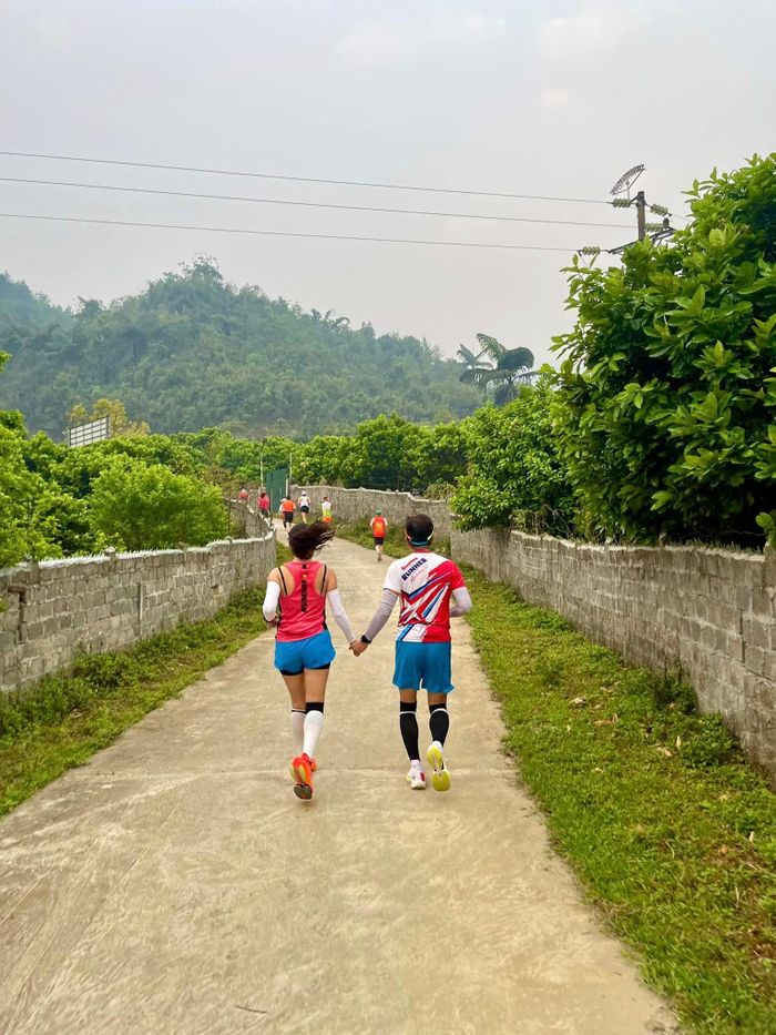 Nhà báo Đình Thắng và bà xã Nguyễn Ngọc Tú - song hành chinh phục cự ly 42km. Gia đình nhà báo Đình Thắng còn góp thêm hai VĐV nhỏ tuổi. Hai cậu con trai của anh chị chạy 10km. Anh Thắng còn huy động thêm người thân góp mặt trong Tiền Phong Marathon. Ảnh: NVCC.