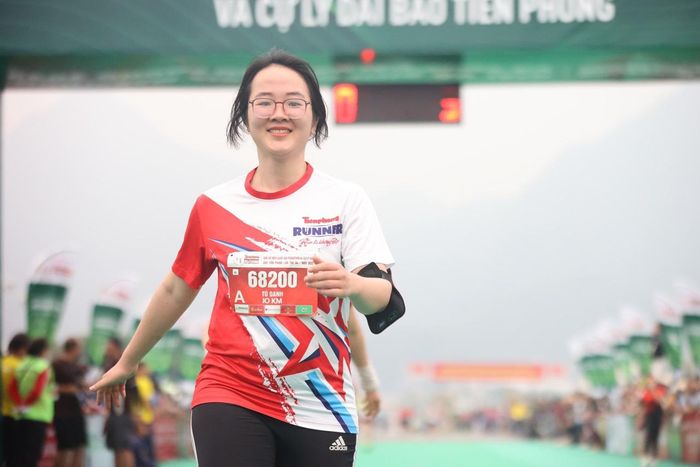 Phóng viên Võ Tú Oanh cán đích cự ly 10km. Tú Oanh là một trong những phóng viên trẻ nhất của Tiền Phong runners góp mặt ở Lai Châu.