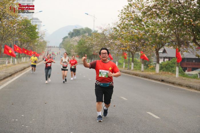 Anh Lê Hùng Cường (phòng Kinh doanh) là một trong những thành viên lo hậu cần, tổ chức của giải đấu nhưng không chịu bỏ lỡ dịp chạy cùng Tiền Phong Marathon.