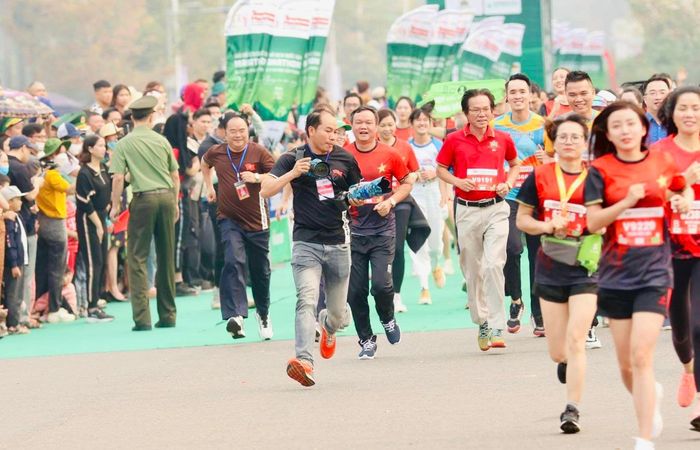 "Vận động viên" đặc biệt - phóng viên ảnh Trọng Tài. Anh là một trong những tay máy kỳ cựu của báo Tiền Phong, chụp hàng nghìn bức ảnh đẹp cho các VĐV Tiền Phong Marathon.