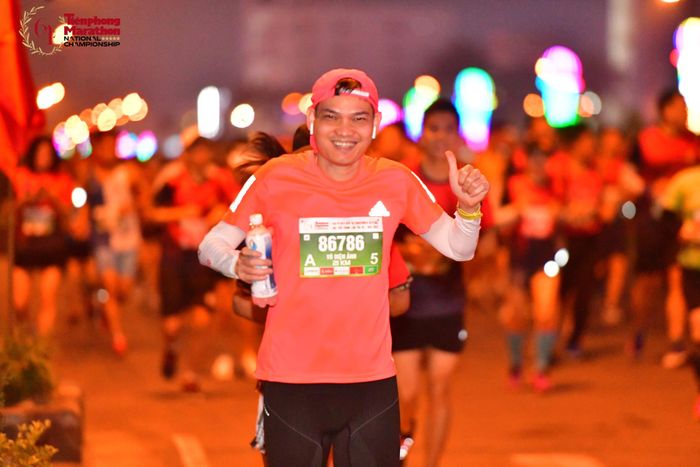 Chị Ngọc Thu đăng ký cự ly 10km trong khi ông xã (Vũ Ảnh) chinh phục cự ly 21km. Ảnh: Như Ý.