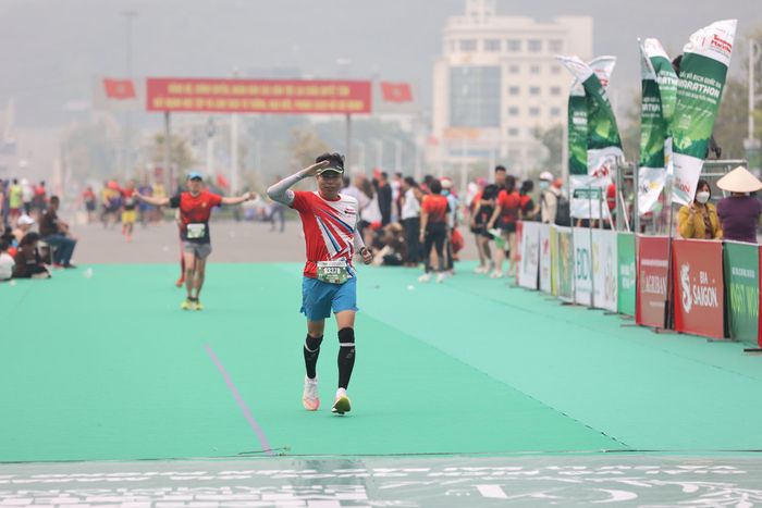 Nhà báo Phạm Đình Thắng, Trưởng Ban Kinh tế (báo Tiền Phong) hoàn thành cự ly 42,195km. Dù đặt chân tới Lai Châu chưa đầy hai ngày, nhà báo Đình Thắng chinh phục cung đường chạy tuyệt đẹp nhưng cũng đầy thử thách này. Ảnh: Trọng Tài.