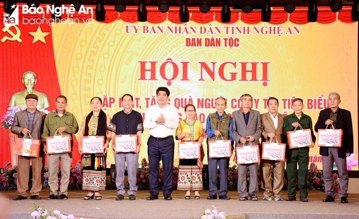 Đồng chí Vi Văn Sơn - Ủy viên Ban Chấp hành Đảng bộ tỉnh, Trưởng Ban Dân tộc tỉnh tặng quà cho người có uy tín tiêu biểu trong đồng bào dân tộc thiểu số. Ảnh: Công Kiên
