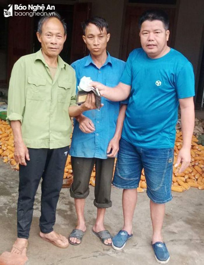 Anh Nguyễn Bá Tiến (giữa) trao trả 53 triệu đồng nhặt được cho ông Chinh. Ảnh: An Nam