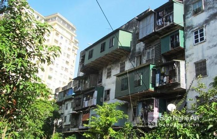 Tình trạng cơi nới, chuồng cọp treo tại các chung cư tại Quang Trung, TP Vinh khiến kết cấu nhà bị quá tải, xuống cấp khá nhanh. Ảnh: Tư liệu (Nhật Lân)