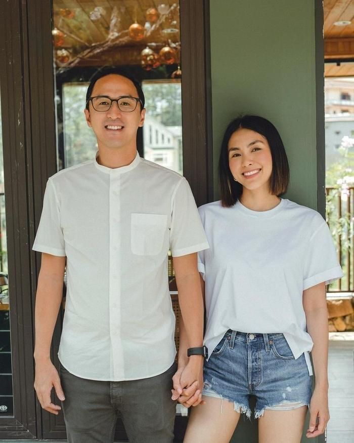 Thời trang của vợ chồng Tăng Thanh Hà theo khuynh hướng tối giản nhưng không kém phần sang trọng.