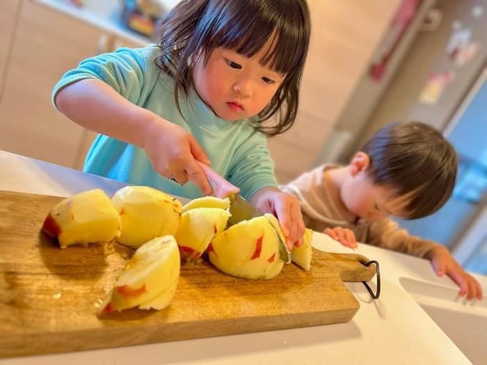 Đây là cái dao chuyên dụng dùng được cho trẻ em mà bé nhà chị My xài. Dao có thể cắt được táo, cà rốt, khoai tây và các loại rau khác. Nhưng dao này không làm đứt tay.