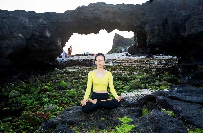  "Đến tham quan, nghỉ dưỡng ở huyện đảo Lý Sơn mùa này, tôi thích nhất là ngồi thiền hoặc tập vài động tác yoga trên bãi đá trầm tích núi lửa dệt thảm rêu xanh", Phạm Thị Ngọc Bích, huấn luyện viên Liên đoàn Yoga Quảng Ngãi, thổ lộ. 