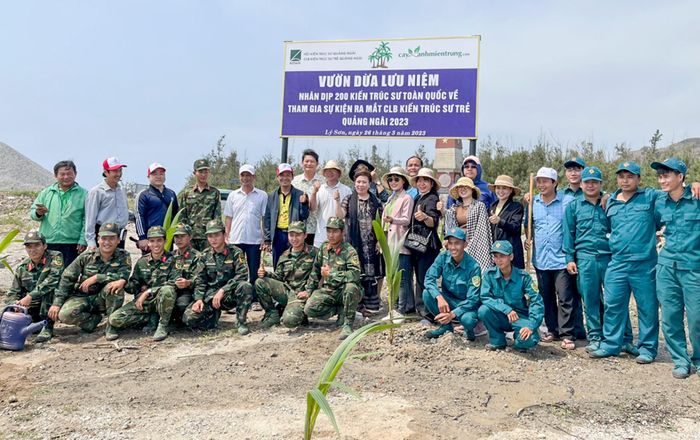  Hành trình đến huyện đảo Lý Sơn tham quan, du lịch, nhiều đoàn du khách trong nước đã trồng tặng cây lưu niệm, tăng không gian xanh cho địa phương này. Trong ảnh, các kiến trúc sư trẻ đến từ nhiều tỉnh, thành trong nước trồng dừa tặng huyện đảo Lý Sơn nhân sự kiện ra mắt Câu lạc bộ kiến trúc sư trẻ Quảng Ngãi tại đây. 