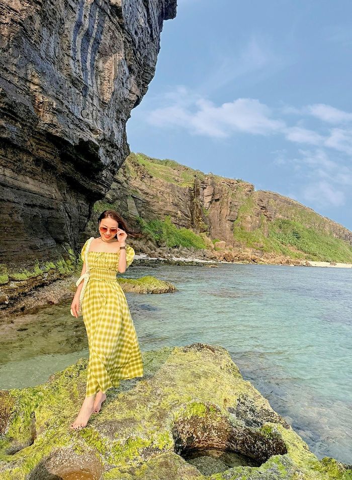  "Thiên nhiên ban tặng cho Hang Câu, huyện đảo Lý Sơn vẻ đẹp hùng vĩ giữa một bên là vách núi sừng sững, một bên là biển trời mênh mông. Lần đầu tiên đặt chân đến hòn đảo này, tôi đặc biệt ấn tượng trước vách đá nhuộm màu rêu xanh biêng biếc lãng mạn nơi đây", Trần Nga, nữ du khách đến từ Nghệ An, chia sẻ. 