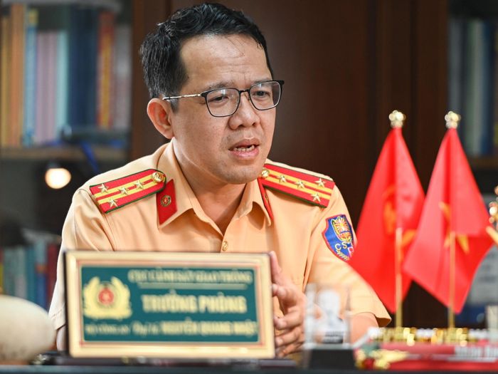  Đại tá Nguyễn Quang Nhật, Trưởng phòng Hướng dẫn tuyên truyền, điều tra giải quyết tai nạn giao thông, Cục CSGT, trao đổi với Zing về tình trạng làm giả tem đăng kiểm. Ảnh: Hồng Quang. 