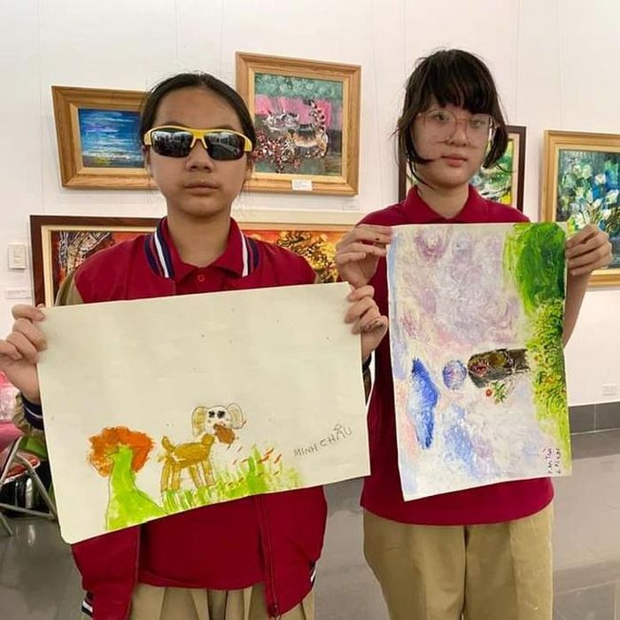 Bé Minh Châu khiếm thị hoàn toàn (bên trái), học sinh trường khiếm thị Nguyễn Đình Chiểu (hình ảnh do họa sĩ Văn Dương Thành chia sẻ)