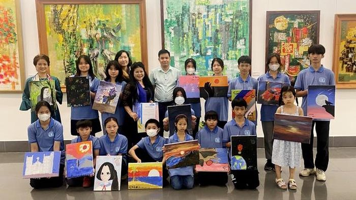 Trao học bổng cho các học sinh tại lớp học
