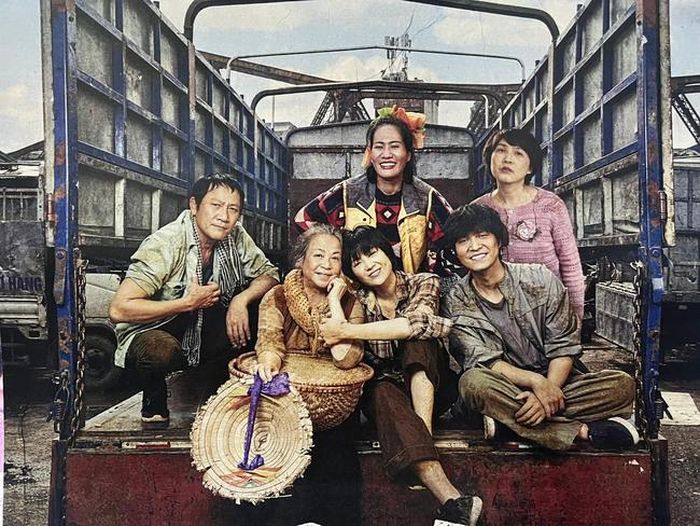 Cuộc đời vẫn đẹp sao kể về cuộc sống của những người nghèo khổ nơi xóm nhỏ.