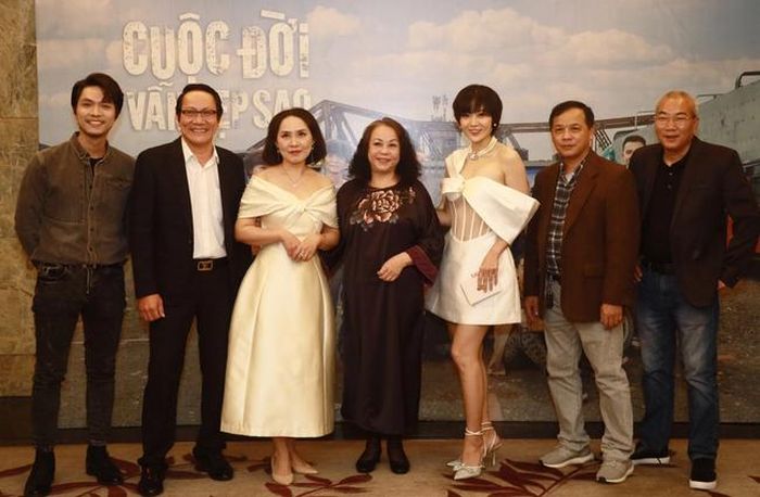 Dàn diễn viên Cuộc đời vẫn đẹp sao cùng đạo diễn , NSƯT Danh Dũng tại họp báo ra mắt phim.