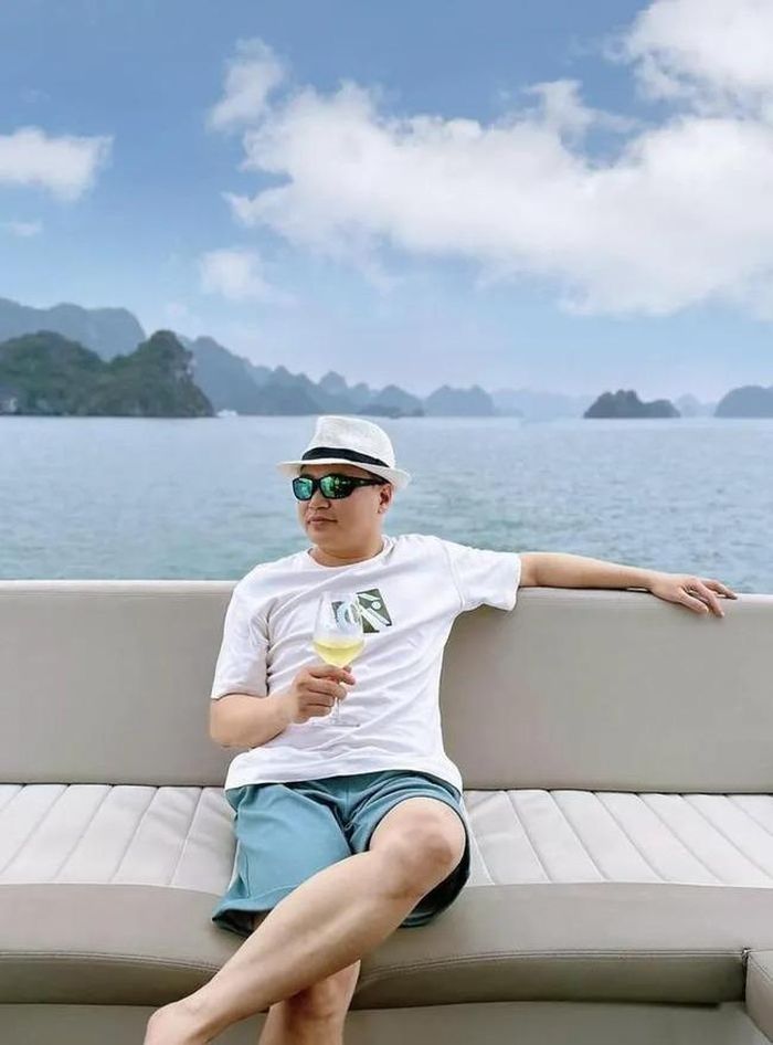 Shark Bình trước đó cũng đăng ảnh ở cùng địa điểm