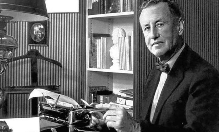 Loạt “James Bond” của Ian Fleming cũng bị chỉnh sửa trước đó