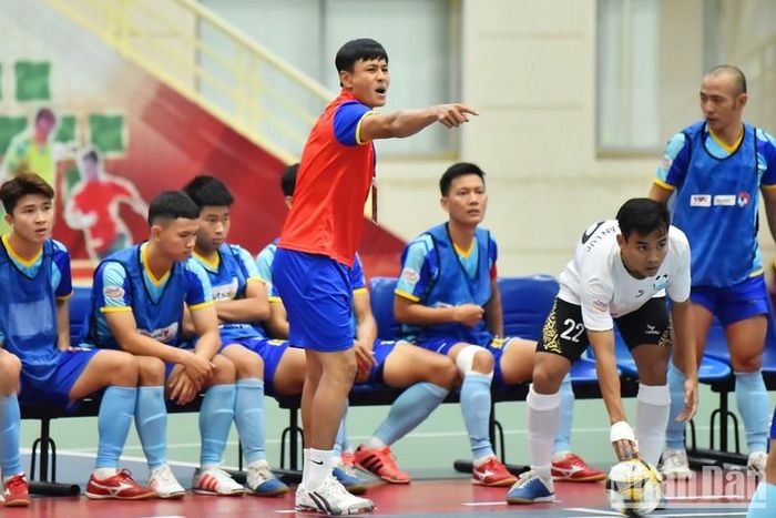 Huấn luận viên Nguyễn Quốc Đàn (Sanvinet Khánh Hòa) chỉ đạo quyết liệt các học trò trong từng pha bóng nhằm bảo toàn tỷ số sau cùng.