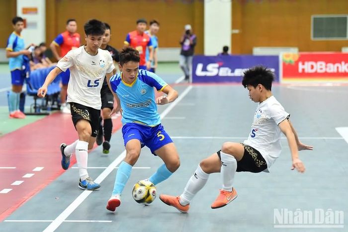 Trước đó, một đội bóng Thủ đô khác là Câu lạc bộ Hà Nội (áo trắng) đã có một trận đấu quyết tâm trước đội bóng đàn anh Sanvinet Khánh Hòa.