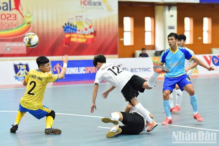 Một trong những tình huống tận dụng tốt cơ hội phản công, Trần Văn Thanh lạnh lùng dứt điểm ghi bàn, nâng tỷ số lên 1-0 cho đội bóng đến từ Khánh Hòa.