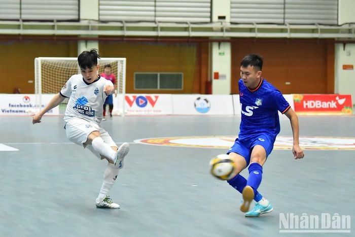 Bất ngờ nhanh chóng diễn ra khi Nguyễn Hữu Thắng chớp được cơ hội, tung cú sút gỡ hòa 1-1 cho đội khách ngay tại hiệp thi đấu đầu tiên.