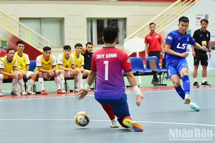 Một trong các cơ hội đó được Từ Minh Quang chuyển hóa thành bàn mở tỷ số sau tình huống đỡ bóng trượt của cầu thủ đội khách.