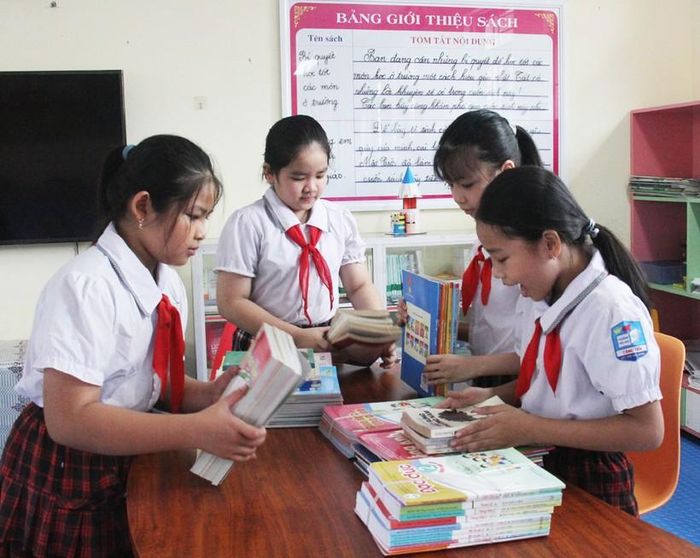 Học sinh Trường Tiểu học Tăng Tiến, huyện Việt Yên (Bắc Giang) sắp xếp sách tặng bạn hoàn cảnh khó khăn. Ảnh minh họa