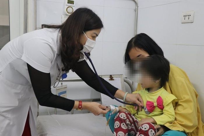Thăm khám bệnh nhi mắc thủy đậu tại BVĐK Hà Đông. Ảnh: BVCC.