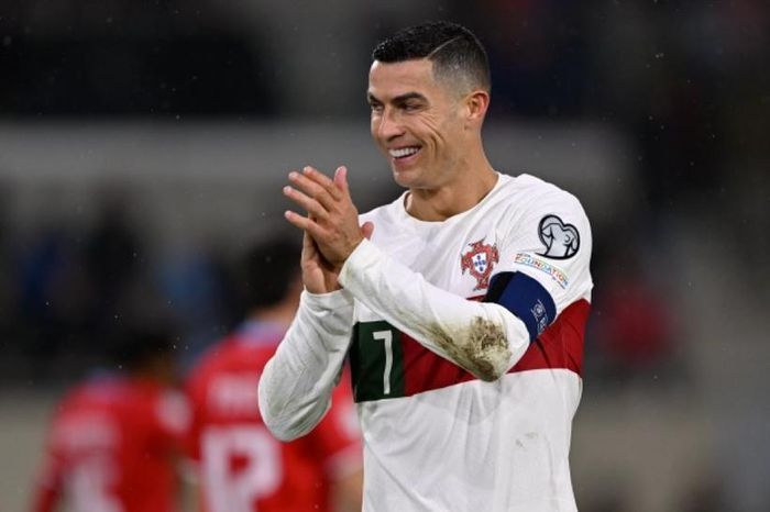 Ronaldo và bức tượng bán thân từng bị chê 'thảm họa'.