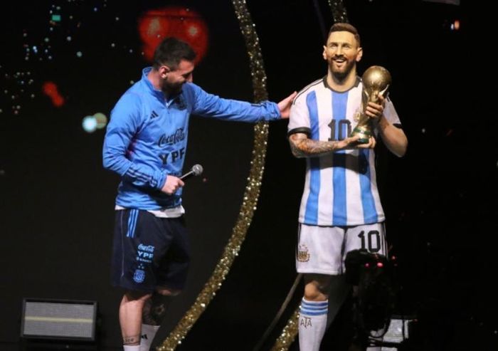 Messi bên bức tượng có kích thước bằng người thật của anh.