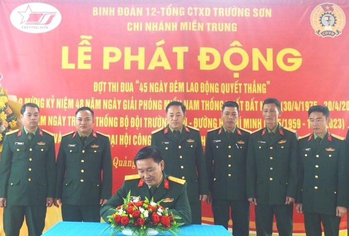 Đơn vị thuộc Binh đoàn 12/Tổng công ty Xây dựng Trường Sơn giao kết thi đua trên công trường cao tốc Bắc - Nam đoạn Bùng - Vạn Ninh.