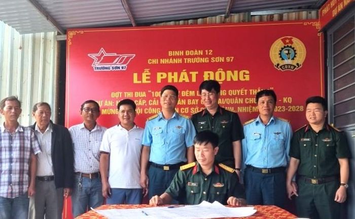 Đơn vị thuộc Binh đoàn 12/Tổng công ty Xây dựng Trường Sơn giao kết thi đua trên công trường nâng cấp Sân bay Chu Lai.