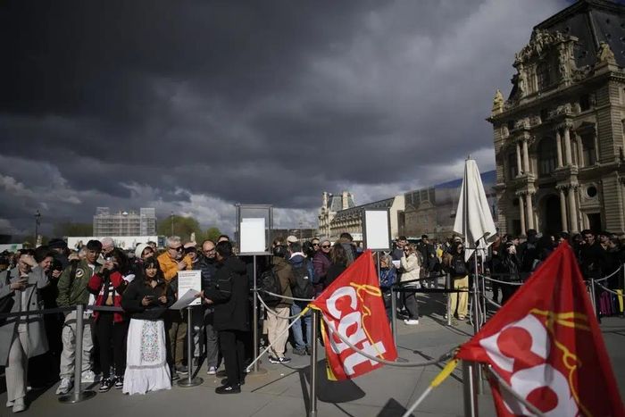 Du khách không thể vào Bảo tàng Louvre vì biểu tình. Ảnh: AP