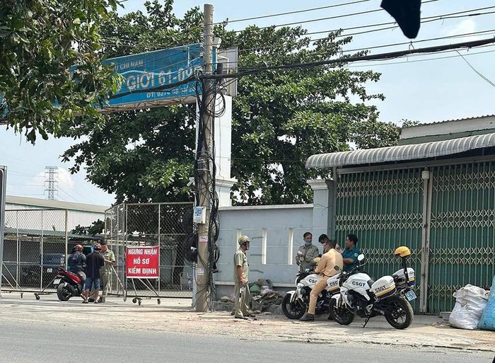 Lực lượng chức năng túc trực bên ngoài Trung tâm đăng kiểm xe cơ giới 61-09D - Ảnh: T. T