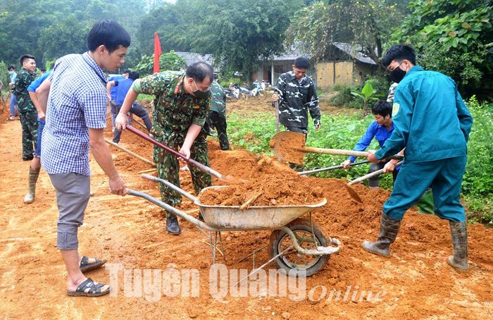 Dân quân xã Tân Thành (Hàm Yên) tham gia xây dựng nông thôn mới.