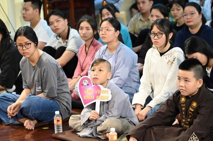 Nhiều bạn trẻ và Phật tử về chùa tham dự